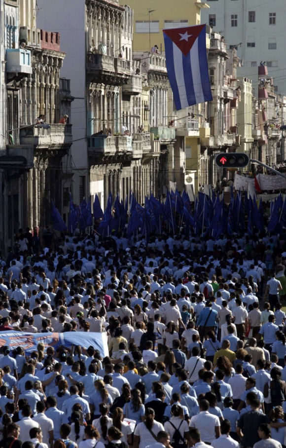 Desfile de Estudiantes cubanos3