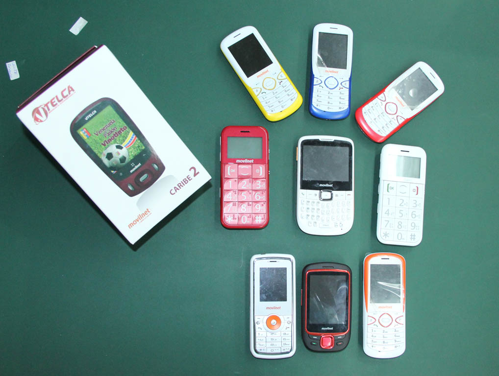 Varios modelos del Vergatario, el teléfono de la Revolución Bolivariana.