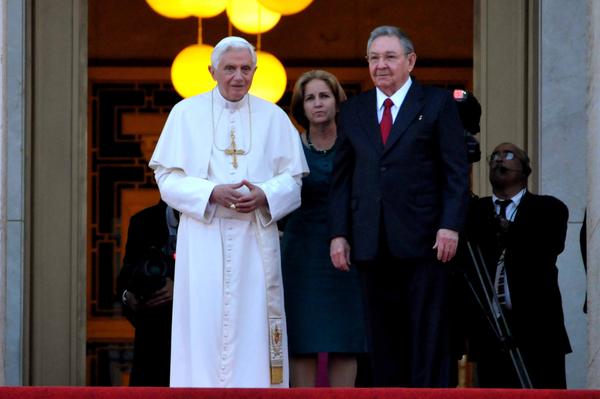 Benedicto XVI y Raúl Castro saludo 1