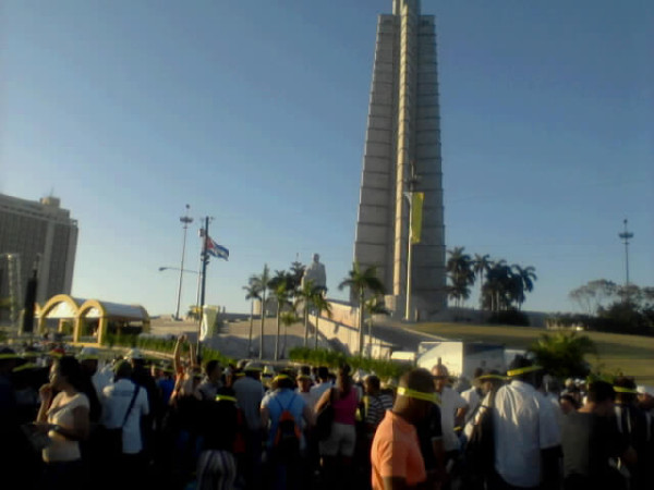 Cubanos en la Plaza en la Santa Misa - 03