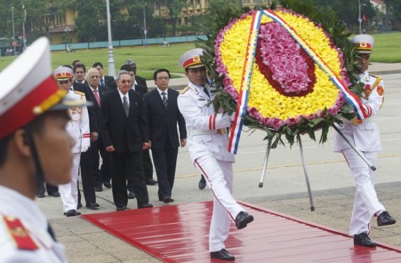 Raúl homenaje a Ho Chi Min 1