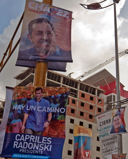 Carteles de las campañas de Chávez y Capriles