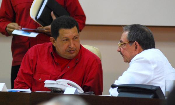 Chávez y Raúl conversan