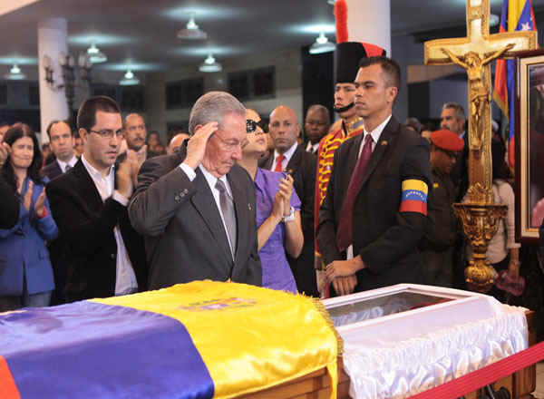 Raúl al pie del ataud de Chávez