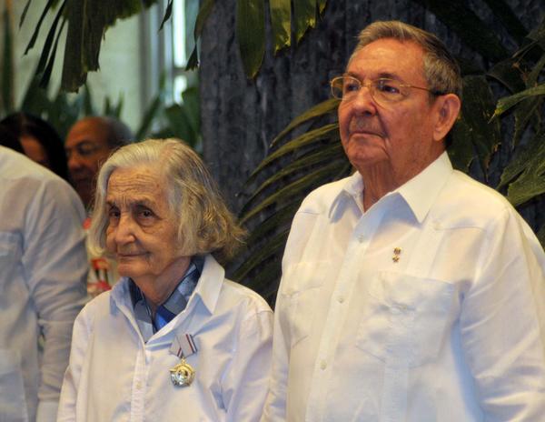 Fina García-Marruz y Raúl Castro