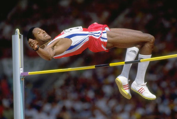 Javier Sotomayor saltando