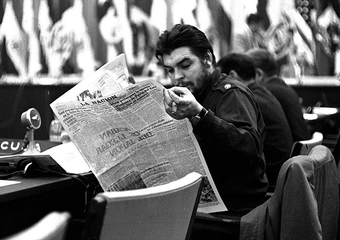 El Che - Leyendo periódico