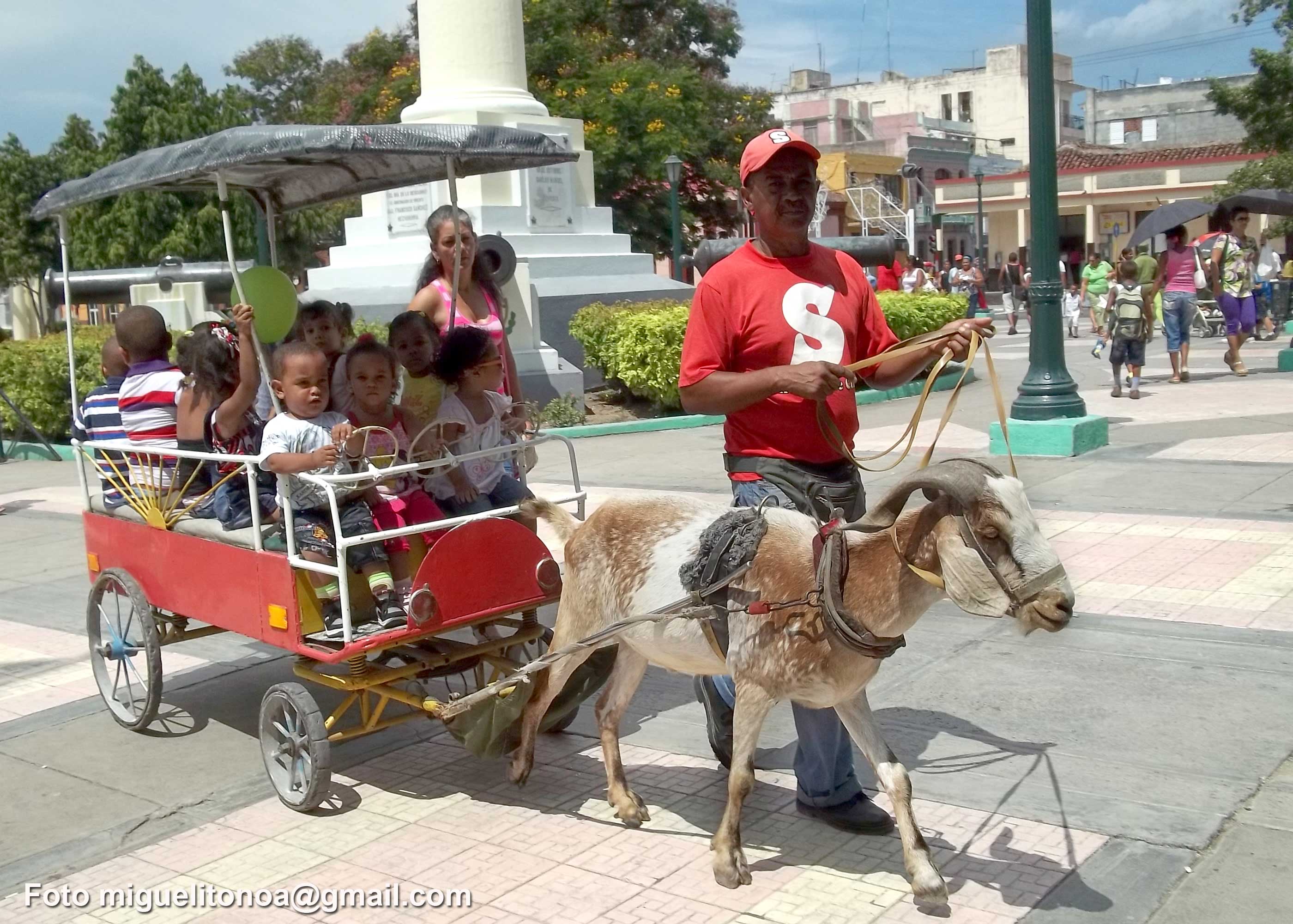 DDHH-Cuba. Niños paseando en coche. Miguel Noa