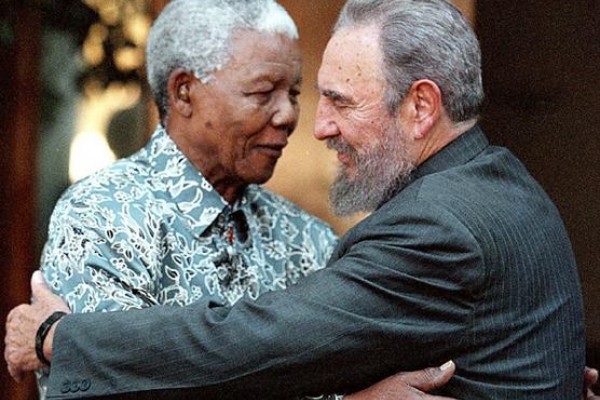 Nelson Mandela y Fidel se saludan Nelson Mandela y Fidel se saludan