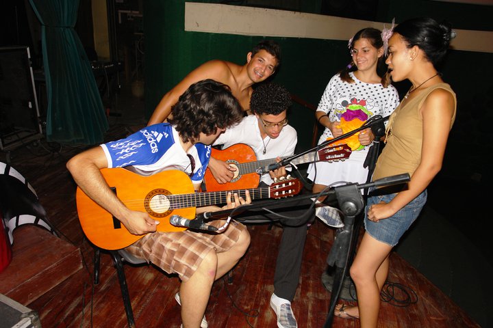 DDHH-Cuba. Jovenes cantando y tocando guitarra. 