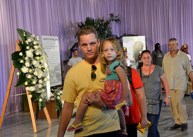 Niños en la plaza-homenaje a fidel2