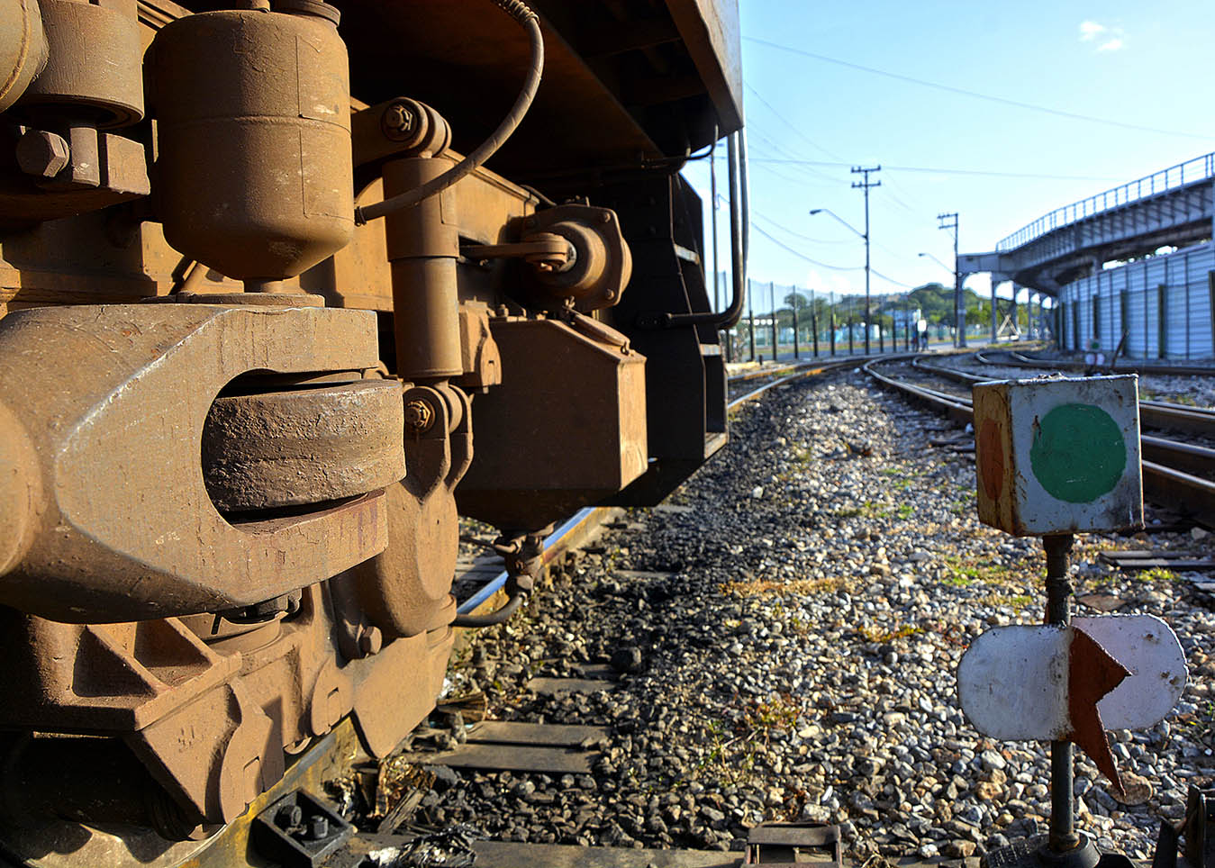 El tren, con el sonido monótono de sus grandes ruedas de hierro contra los carriles, se distingue de todos los medios de transporte existentes.