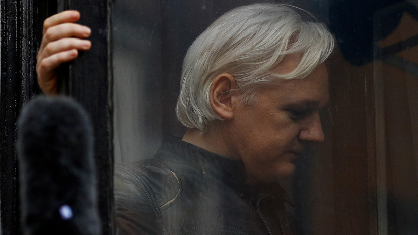 Assange en el balcón de la Embajada de Ecuador en Londres