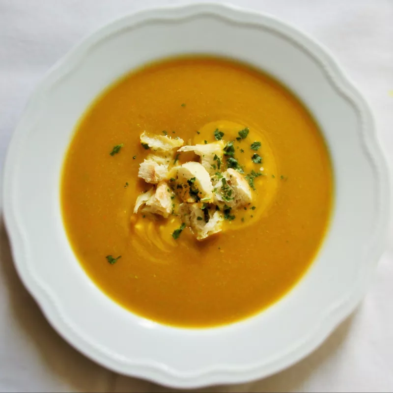 Crema de calabaza y guisantes