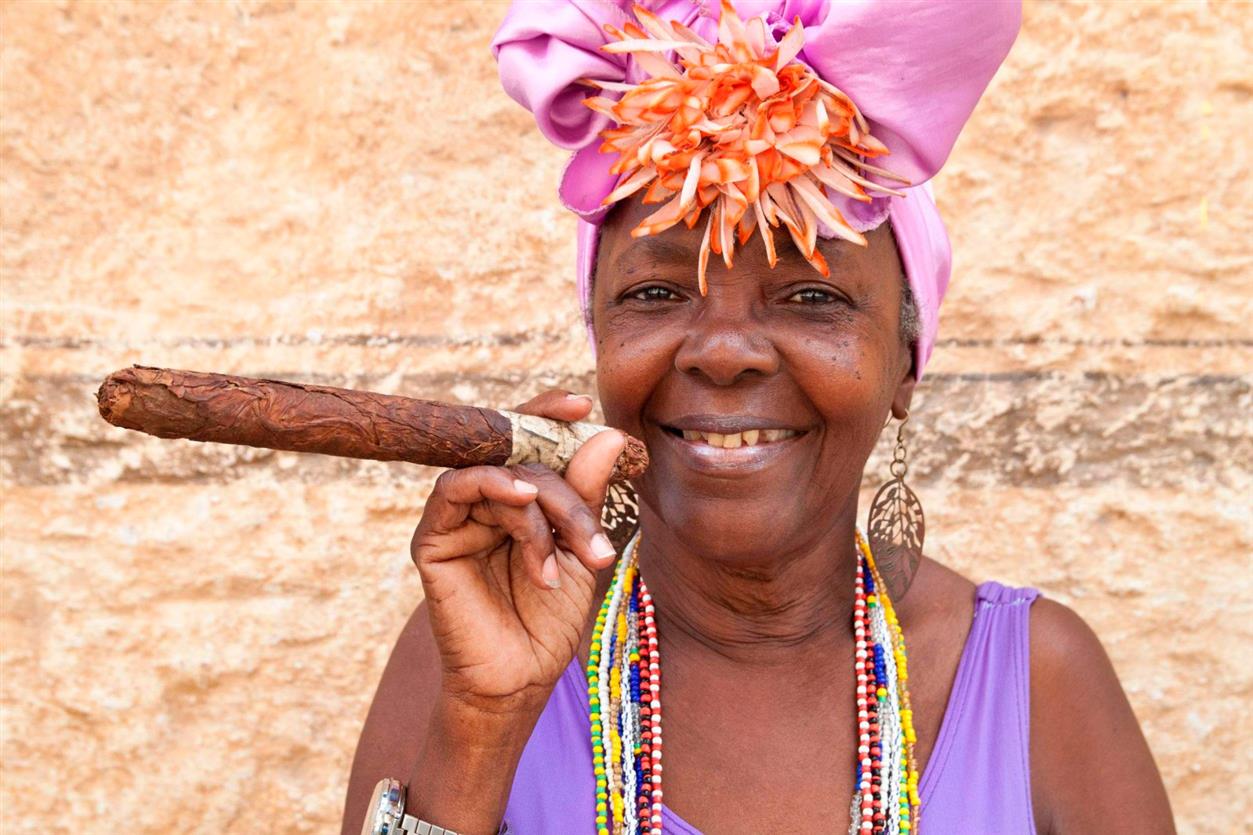 mujer cubana tabaco