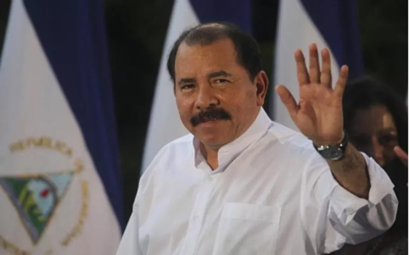 Daniel Ortega saluda