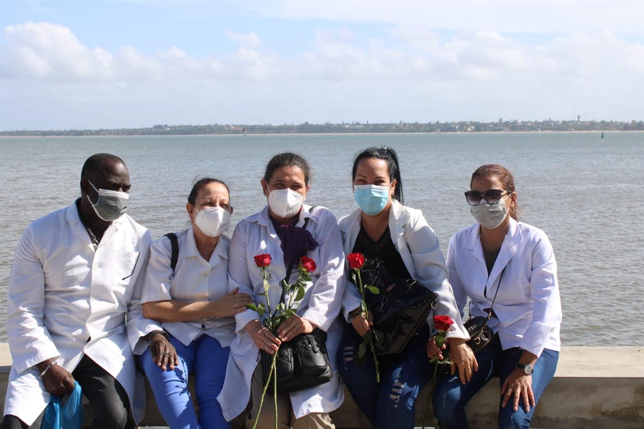 Colaboradores cubanos en Maputo, Mozambique.