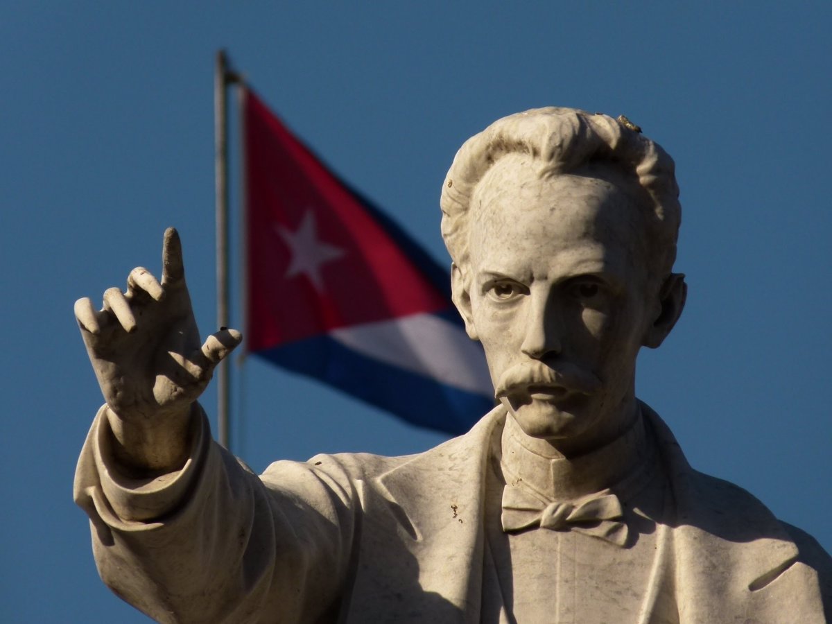 José Martí - bandera de Cuba - estatatua