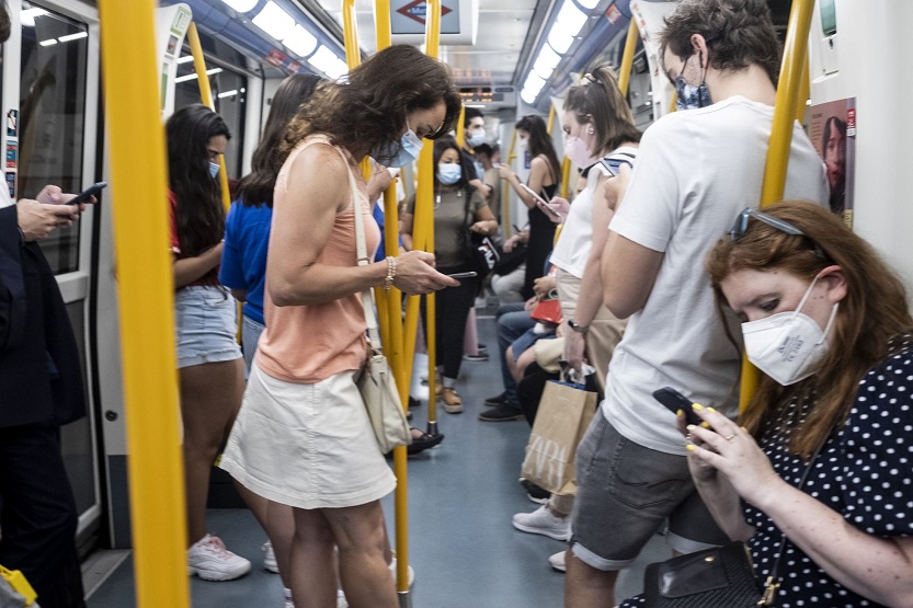 Personas con moviles-Tren-Madrid