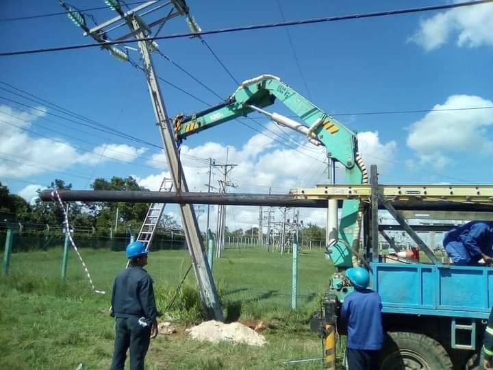 afectación electrica en Cuba linieros trabajando