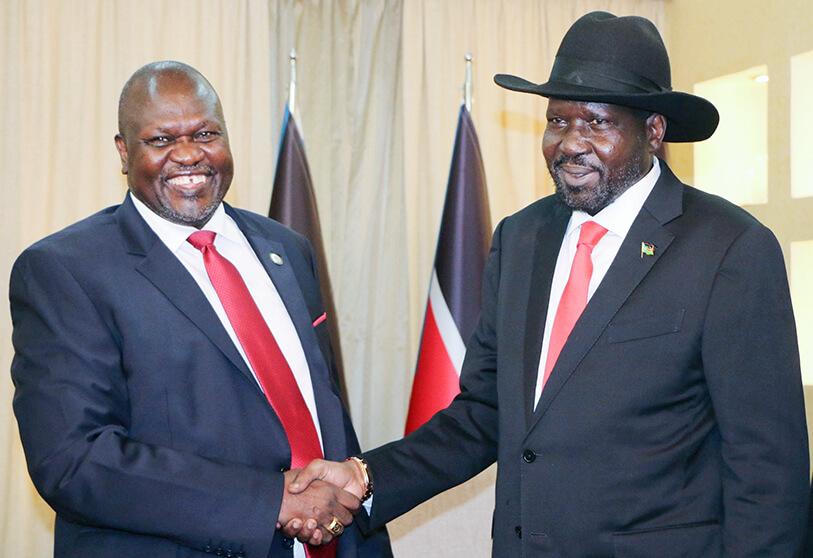 A la derecha el presidente Salva Kiir Mayardit, a la izquierda el otrora opositor Riek Machar Teny