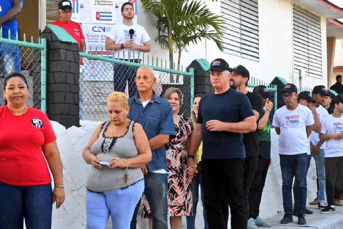 El presidente Díaz-Canel en la fila para ejercer su voto