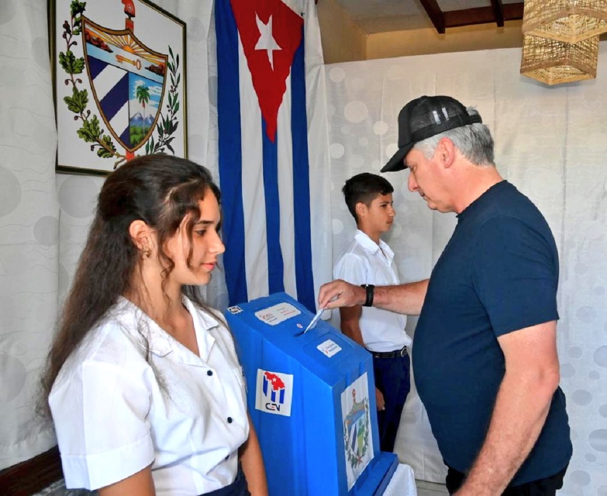 El presidente Díaz-Canel en la fila ejerciendo su derecho al voto