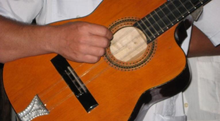 Tres-instrumento musical