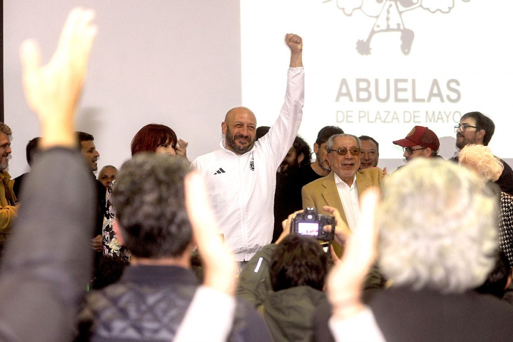 Martín Santucho junto a las Abuelas de la Plaza de Mayo 