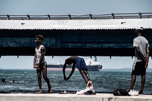 012-Niños en Puente giratorio de Matanzas-Cuba