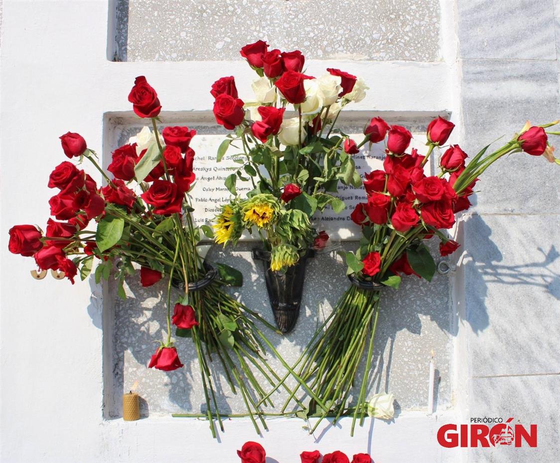 Flores de homenaje a fallecidos en Base de Supertanqueros