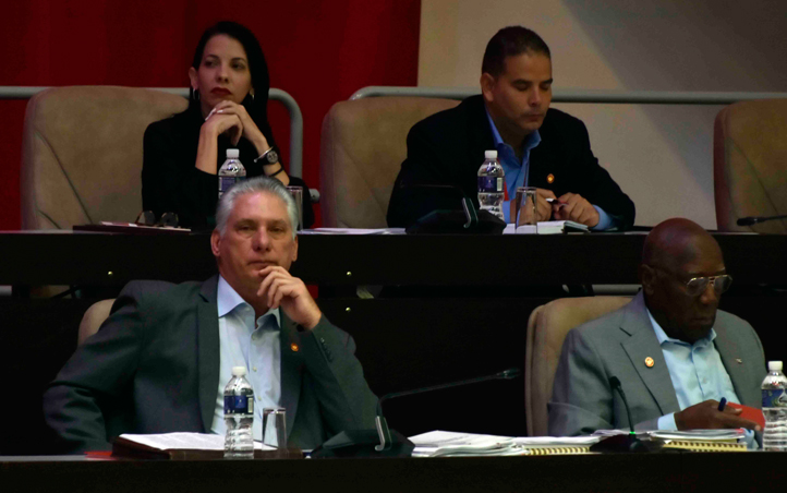 El presidente de Cuba Miguel Díaz-Canel y Salvador Valdés Mesa en el Segundo Período Ordinario de Sesiones de la ANPP en su X Legislatura / Antonio Rolando Hernández Mena