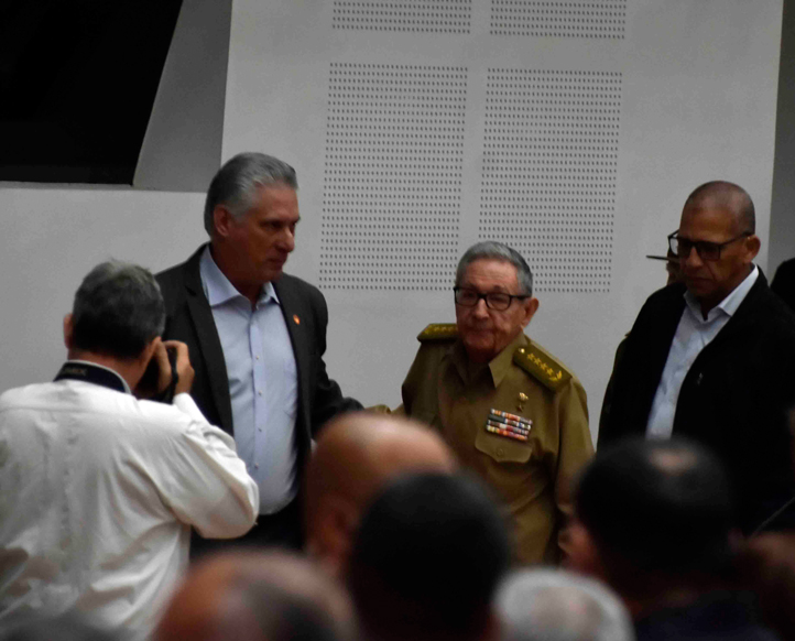 El presidente Miguel Dìaz-Canel hace entrada al plenario con el general de ejército Raúl Castro RuzSegundo Período Ordinario de Sesiones de la ANPP en su X Legislatura / Antonio Rolando Hernández Mena