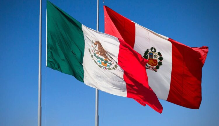 Banderas de Perú y México