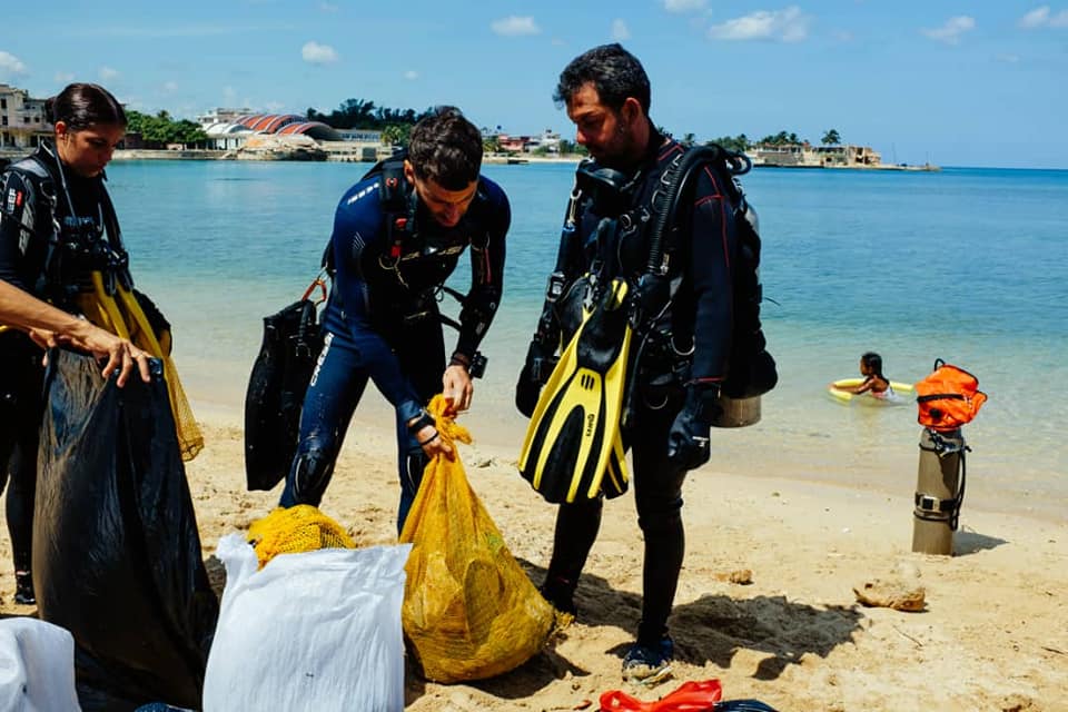 Jornada de limpieza costera (David Estrada Rodríguez/Naturaleza Secreta de Cuba)