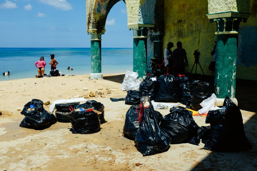 Jornada de limpieza costera (David Estrada Rodríguez/Naturaleza Secreta de Cuba)