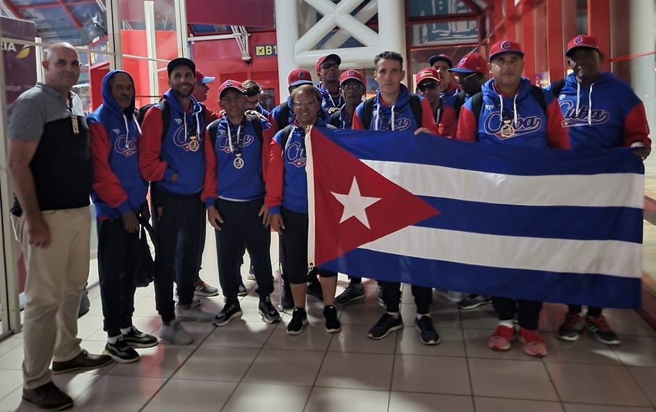 Reciben a equipo cubano campeón mundial en beisbol para ciegos