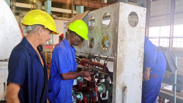 Trabajadores eléctricos en Cuba 