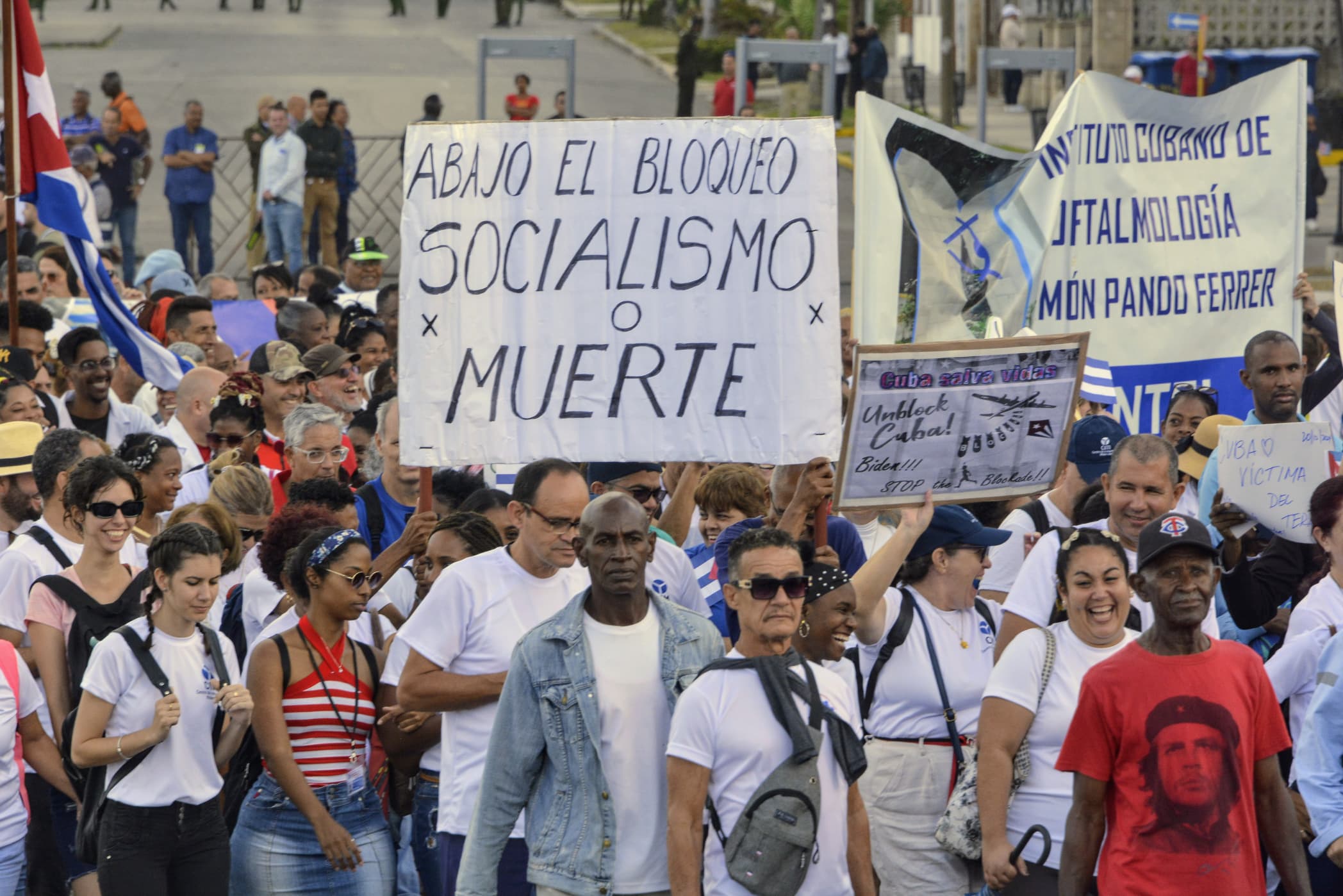 Muchas voces y una misma consigna: ¡Abajo el bloqueo! (+Fotos)