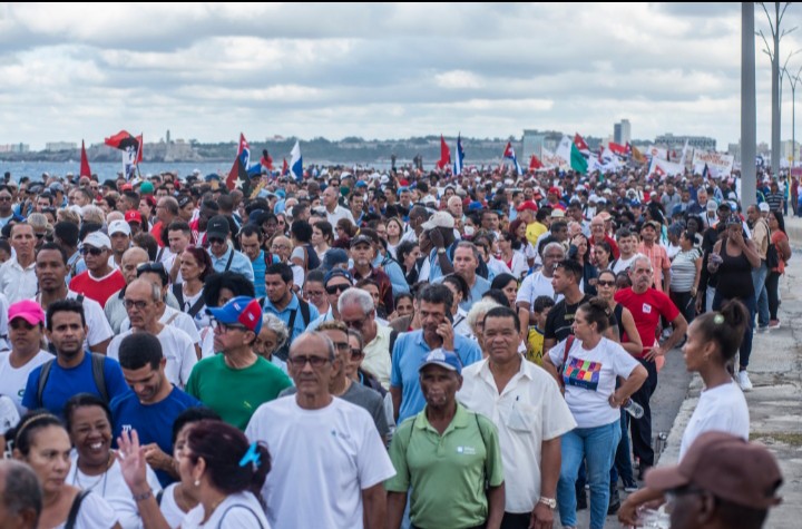 Muchas voces y una misma consigna ¡Abajo el bloqueo!