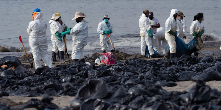  El Gobierno declaró emergencia ambiental en la zona costera afectada por derrame de petróleo en Perú 