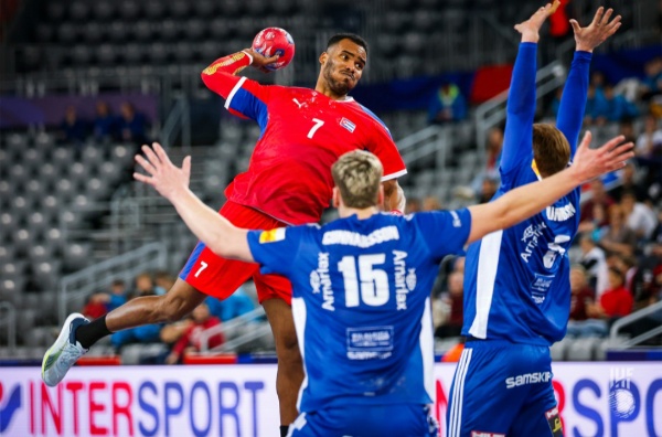 Cuba necesita vencer mañana a Cabo Verde para seguir con vida en el Mundial. Foto: IHF