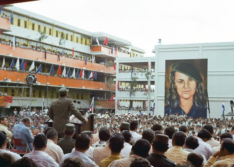 Fidel en la inauguración de la escuela formadora de maestros primarios Tania la Guerrillera el primero de septiembre de 1975. Foto: Archivo del periódico Guerrillero