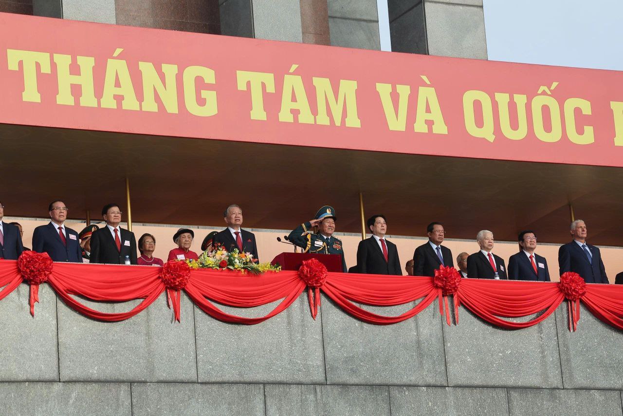 El presidente Miguel Díaz-Canel Bermúdez participó en el impresionante desfile por el 80 aniversario de la Revolución de Agosto y el Día Nacional de Vietnam, el que calificó luego como bello, patriótico, que mostró el legado de su independencia y la unida