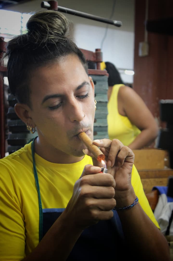 Astros que se deshacen como volutas de humo Astros que se deshacen como volutas de humo