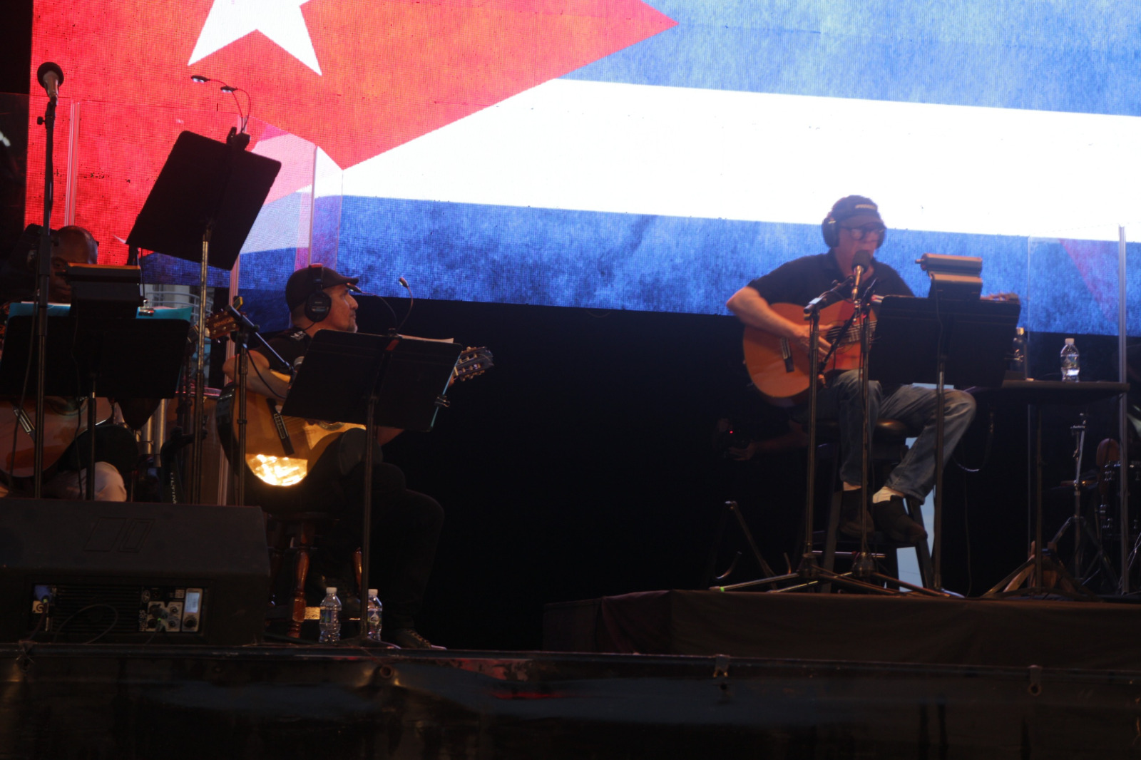 Con un concierto en la escalinata de la Universidad de La Habana inicia silvio Rodríguez gira por Latinoamérica. Fotos: José Luis Alvarez Suárez (Cubahora)