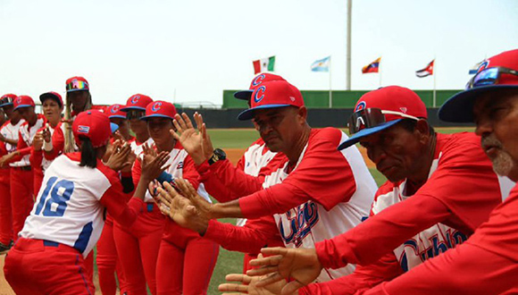 Las jugadoras de Cuba celebran la victoria en el Forum La Guaira. Foto: WSBC