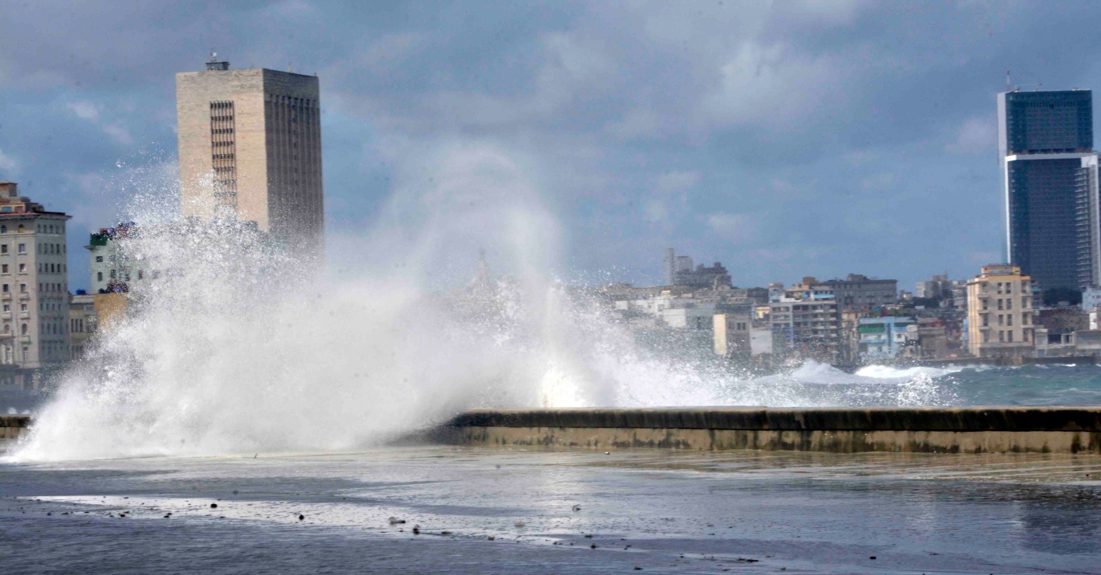 Inundaciones en el Malecón de La Habana