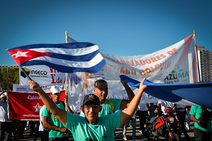 Desfile por el primero de mayo en Holguín