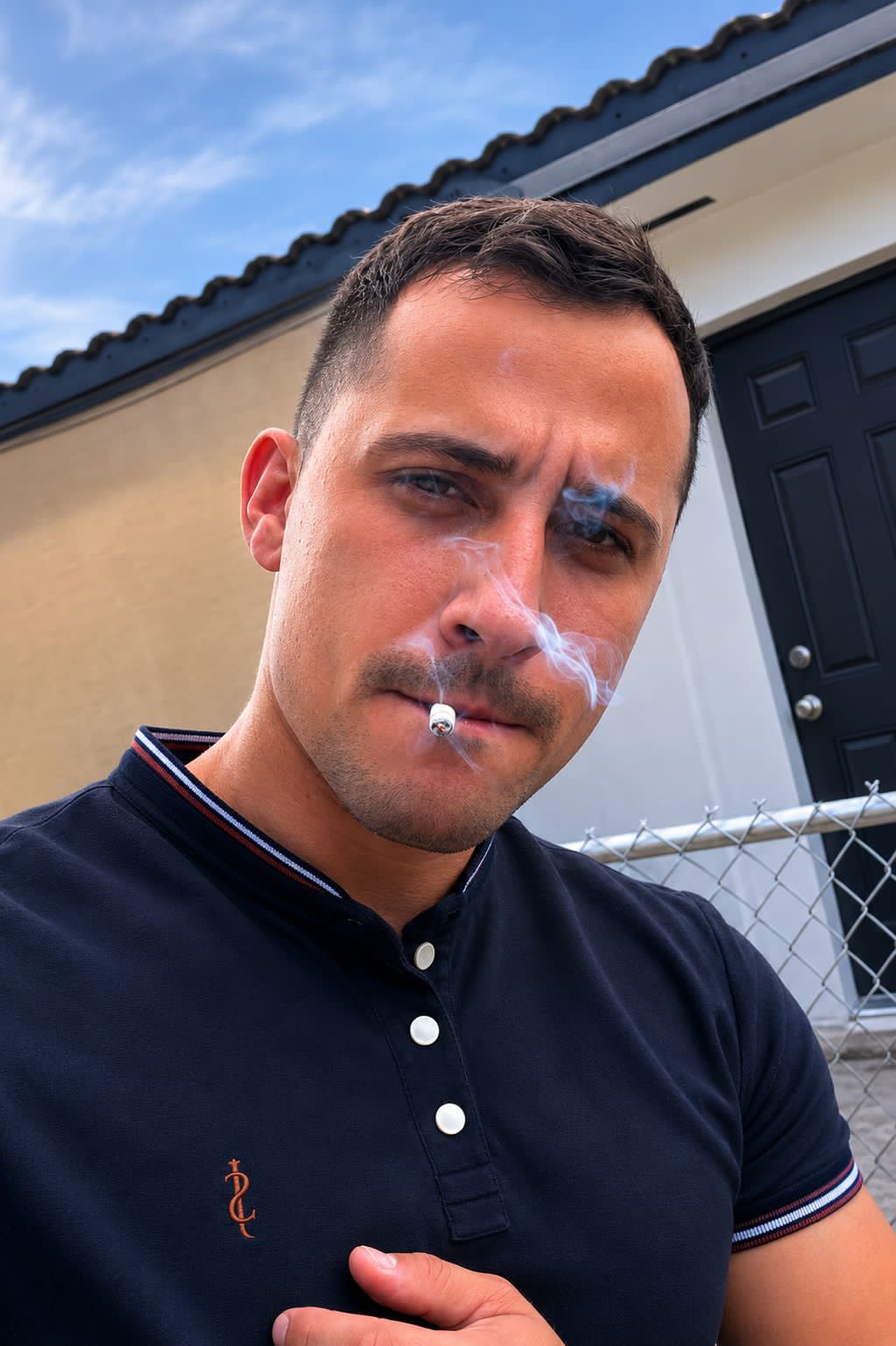 Andy es fumador desde los 17 años
